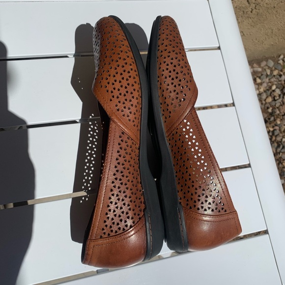 Dansko brown perforated leather flats size 6.5-7 ( European 37) - Picture 11 of 16